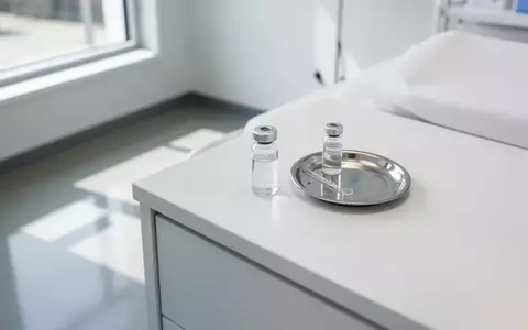 Ein heller, minimalistischer Untersuchungsraum in einer modernen Klinik mit natürlichem Lichteinfall. - Foto: über boerse-global.de
