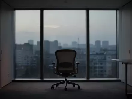 Ein minimalistisches, leerstehendes Büro bei Dämmerung mit Blick auf eine Stadtkulisse, das eine nachdenkliche Stimmung erzeugt. - Foto: über boerse-global.de