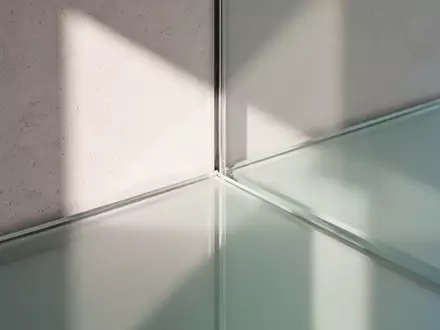 Minimalistische Architekturaufnahme mit sanftem Lichteinfall und geometrischen Schatten auf einer neutralen Wand. - Foto: über boerse-global.de