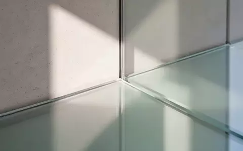 Minimalistische Architekturaufnahme mit sanftem Lichteinfall und geometrischen Schatten auf einer neutralen Wand. - Foto: über boerse-global.de