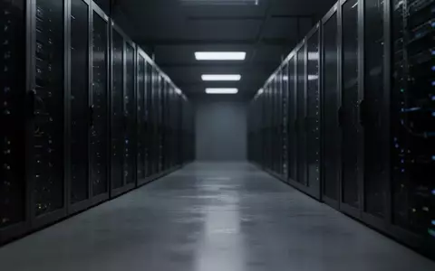 Abstrakte Aufnahme eines dunklen, modern gestalteten Serverraums mit metallischen Racks in gedimmtem Licht. - Foto: über boerse-global.de