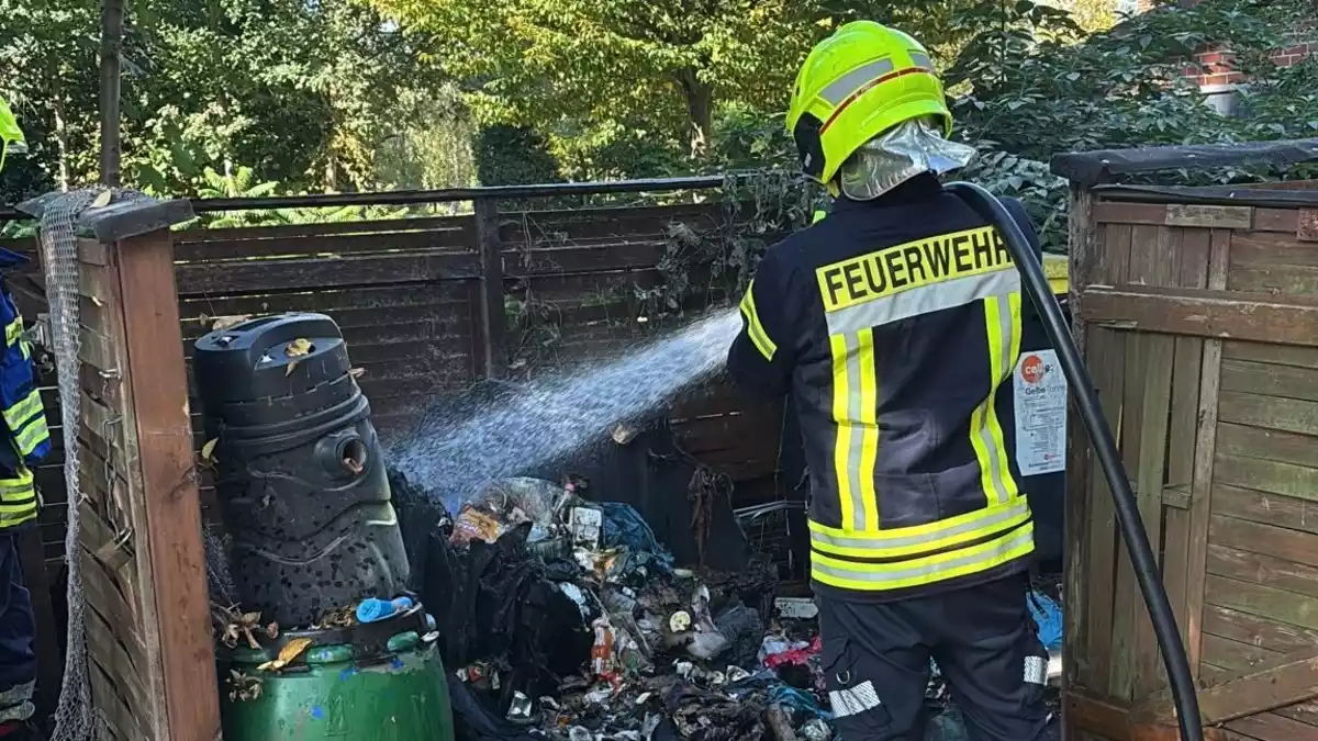 FW Flotwedel: Mülltonnenbrand am Schleusenweg in Langlingen - Bild: presseportal.de