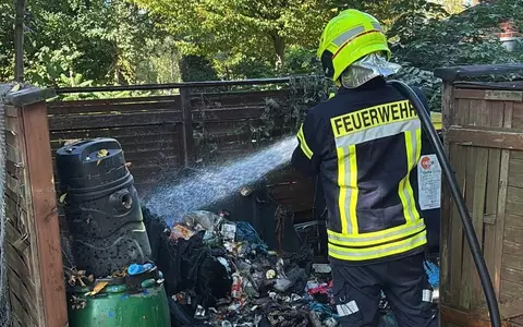 FW Flotwedel: Mülltonnenbrand am Schleusenweg in Langlingen - Foto: presseportal.de