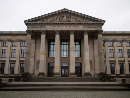 Ein historisches Gerichtsgebäude mit großen Steinsäulen und einer Freitreppe unter einem bewölkten Himmel. - Foto: über boerse-global.de
