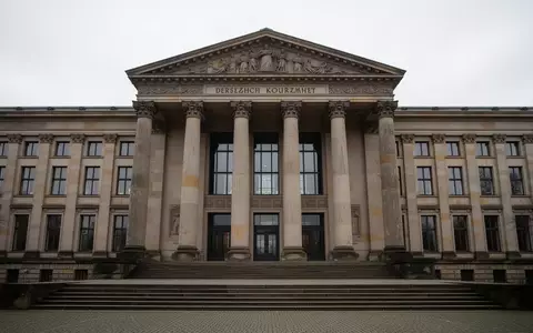 Ein historisches Gerichtsgebäude mit großen Steinsäulen und einer Freitreppe unter einem bewölkten Himmel. - Foto: über boerse-global.de