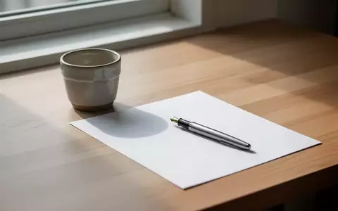 Ein minimalistischer Schreibtisch mit einem leeren Blumentopf und einem Füllfederhalter auf einem leeren Blatt Papier. - Foto: über boerse-global.de