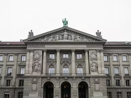 Die Fassade des Schweizer Bundeshauses in Bern bei Tageslicht. - Foto: über boerse-global.de