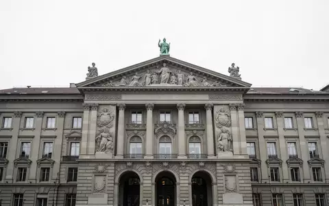 Die Fassade des Schweizer Bundeshauses in Bern bei Tageslicht. - Foto: über boerse-global.de
