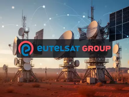 Satellitenantennen in einer Wüstenlandschaft als Symbol für globale Satellitenkommunikation und Internetanbindung. - Foto: über boerse-global.de