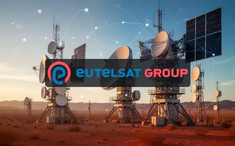 Satellitenantennen in einer Wüstenlandschaft als Symbol für globale Satellitenkommunikation und Internetanbindung. - Foto: über boerse-global.de