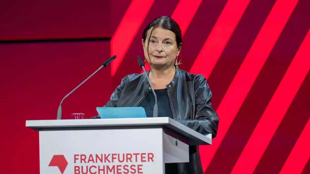 Die tschechische Schriftstellerin Radka Denemarkova wird bejubelt. - Bild: Andreas Arnold/dpa