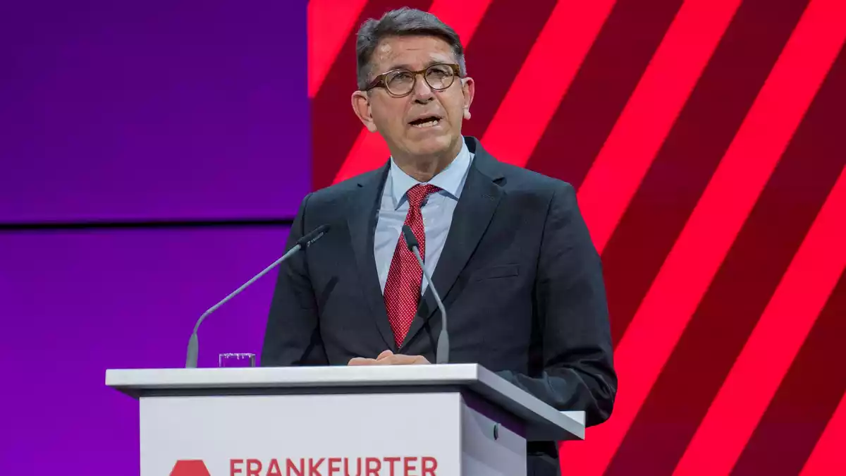 Minister Weimer will die Macht der Tech-Konzerne begrenzen. - Bild: Andreas Arnold/dpa