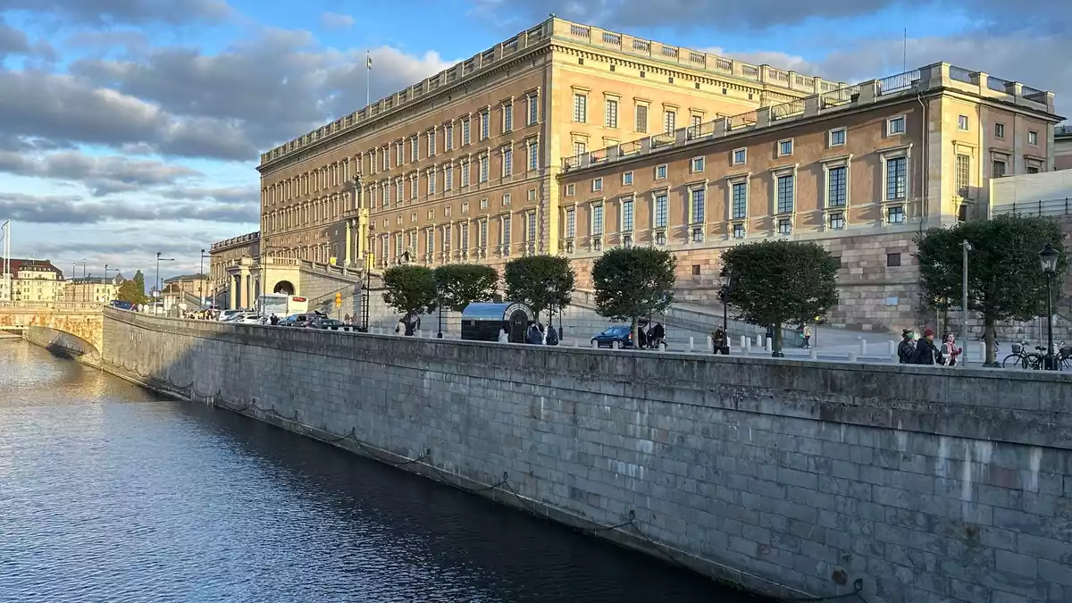 Am Königsschloss in Stockholm war die Polizei im Einsatz. (Archivbild) - Bild: Steffen Trumpf/dpa