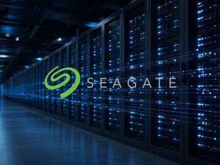 Moderne Serverräume in einem Rechenzentrum mit leuchtenden Daten-Racks als Symbol für die IT- und Speicherbranche. - Foto: über boerse-global.de