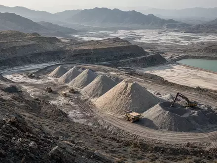 Moderne Lithium-Mine mit schwerem Gerät und Rohstoffvorkommen in einer weitläufigen Landschaft. - Foto: über boerse-global.de