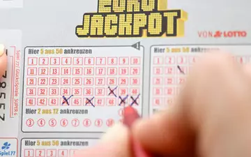 Beim Eurojackpot tippen die Teilnehmer fünf Zahlen und zwei Zusatzzahlen. - Foto: Bernd Weißbrod/dpa
