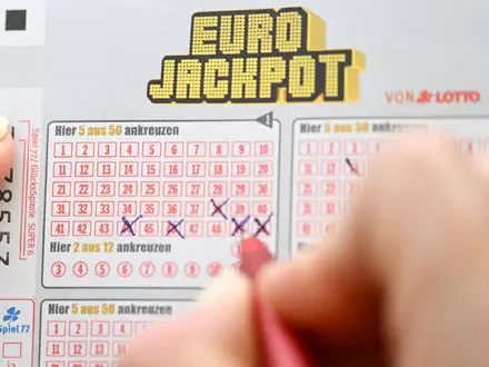 Beim Eurojackpot tippen die Teilnehmer fünf Zahlen und zwei Zusatzzahlen. - Foto: Bernd Weißbrod/dpa