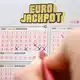 Beim Eurojackpot tippen die Teilnehmer fünf Zahlen und zwei Zusatzzahlen. - Bild: Bernd Weißbrod/dpa