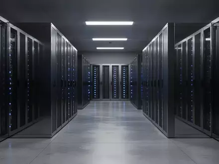 Ein moderner, minimalistischer Serverraum mit dunklen Metall-Serverracks in einer klimatisierten Umgebung. - Foto: über boerse-global.de