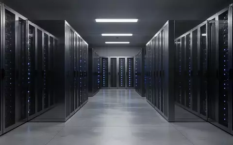 Ein moderner, minimalistischer Serverraum mit dunklen Metall-Serverracks in einer klimatisierten Umgebung. - Foto: über boerse-global.de