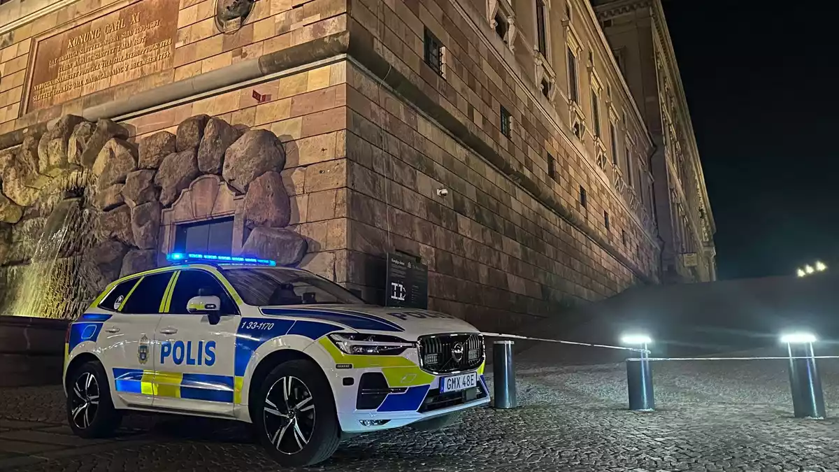 Am Königsschloss in Stockholm war die Polizei im Einsatz. - Bild: Steffen Trumpf/dpa
