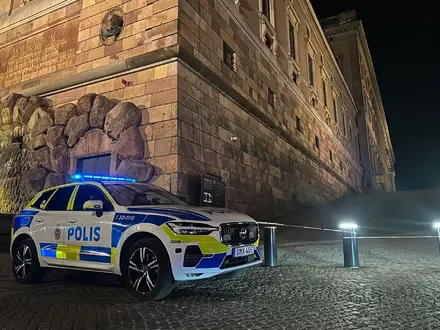 Am Königsschloss in Stockholm war die Polizei im Einsatz. - Foto: Steffen Trumpf/dpa