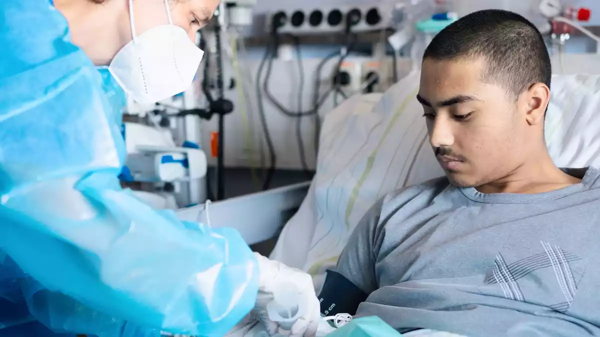 Der 19-jährige Mohammad liegt in einem Krankenhausbett an der Berliner Charité. - Bild: Mariia Streltsova/Charité/dpa