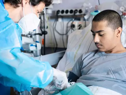 Der 19-jährige Mohammad liegt in einem Krankenhausbett an der Berliner Charité. - Foto: Mariia Streltsova/Charité/dpa
