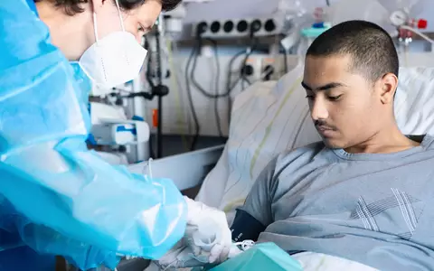 Der 19-jährige Mohammad liegt in einem Krankenhausbett an der Berliner Charité. - Foto: Mariia Streltsova/Charité/dpa