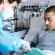 Der 19-jährige Mohammad liegt in einem Krankenhausbett an der Berliner Charité. - Bild: Mariia Streltsova/Charité/dpa