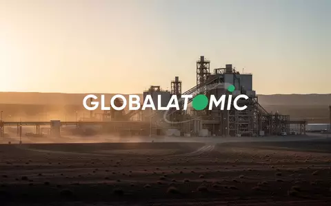 Industrielle Industrieanlage in einer Wüstenlandschaft bei Sonnenuntergang als Symbol für Rohstoffsektor und Kapital. - Foto: über boerse-global.de