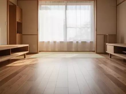 Ein helles, modern eingerichtetes japanisches Wohnzimmer mit minimalistischen Holzmöbeln und sanftem Tageslicht. - Foto: über boerse-global.de