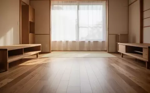 Ein helles, modern eingerichtetes japanisches Wohnzimmer mit minimalistischen Holzmöbeln und sanftem Tageslicht. - Foto: über boerse-global.de