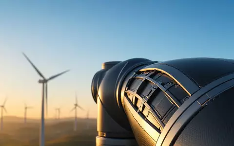 Moderne Windkraftanlage vor blauem Himmel bei Sonnenuntergang - Foto: über boerse-global.de