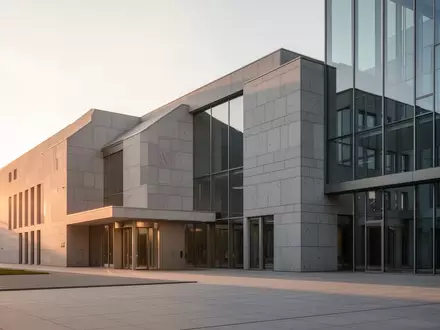Modernes Verwaltungsgebäude bei Sonnenuntergang als Symbol für steuerliche Rahmenbedingungen. - Foto: über boerse-global.de