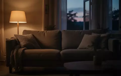 Ein gemütliches, leer stehendes Wohnzimmer mit warmem Licht am Abend, das eine Atmosphäre der sozialen Verbundenheit ausstrahlt. - Foto: über boerse-global.de