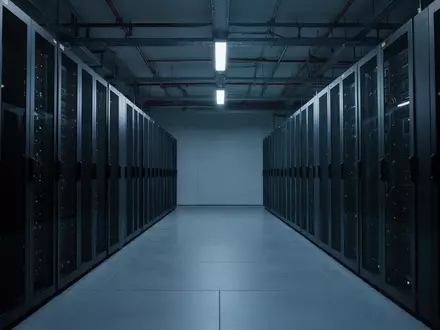 Ein minimalistischer, moderner Serverraum mit geordneten Server-Racks in einem professionellen industriellen Umfeld. - Foto: über boerse-global.de