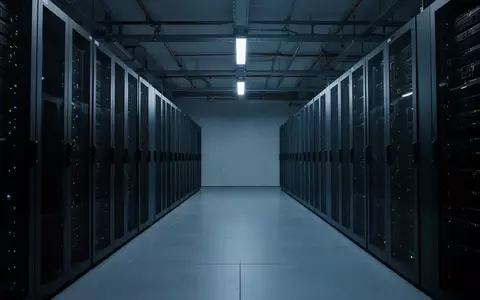 Ein minimalistischer, moderner Serverraum mit geordneten Server-Racks in einem professionellen industriellen Umfeld. - Foto: über boerse-global.de