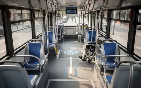 Leerer, barrierefreier Innenraum eines modernen Stadtbusses mit großzügigen Flächen für Mobilitätshilfen. - Foto: über boerse-global.de