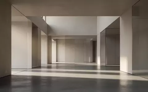 Ein minimalistischer, moderner Innenraum mit klaren Linien, architektonischen Strukturen und natürlichem Lichteinfall. - Foto: über boerse-global.de