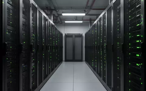 Ein moderner, aufgeräumter Serverraum mit dunklen Metall-Serverracks und blinkenden Statusleuchten in einer minimalistischen Umgebung. - Foto: über boerse-global.de