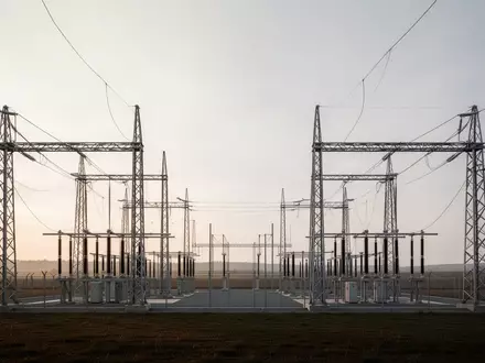 Eine moderne Umspannstation in einer ruhigen Landschaft bei Sonnenuntergang. - Foto: über boerse-global.de