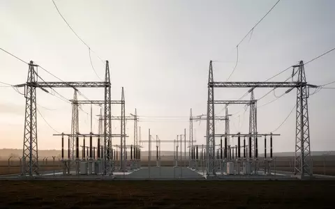 Eine moderne Umspannstation in einer ruhigen Landschaft bei Sonnenuntergang. - Foto: über boerse-global.de