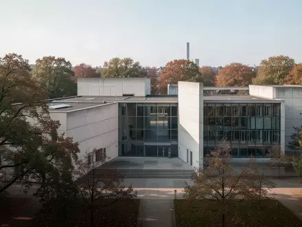 Fassade des Bundesverfassungsgerichts in Karlsruhe an einem sonnigen Herbsttag ohne Personen. - Foto: über boerse-global.de