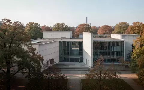 Fassade des Bundesverfassungsgerichts in Karlsruhe an einem sonnigen Herbsttag ohne Personen. - Foto: über boerse-global.de