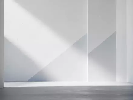 Abstrakte Licht- und Schattenkomposition an einer minimalistischen, weißen Architekturfläche. - Foto: über boerse-global.de