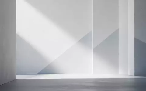 Abstrakte Licht- und Schattenkomposition an einer minimalistischen, weißen Architekturfläche. - Foto: über boerse-global.de