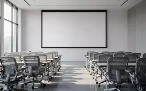 Ein moderner, leerer Hörsaal mit natürlichem Lichteinfall, der eine ruhige und professionelle Lernatmosphäre vermittelt. - Foto: über boerse-global.de