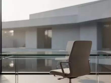 Ein minimalistischer, moderner Arbeitsplatz mit einem leeren Schreibtisch und weichem Tageslicht. - Foto: über boerse-global.de