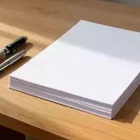 Ein minimalistischer Schreibtisch aus Eichenholz mit einem Füllfederhalter und einem Stapel leerer weißer Papierblätter. - Foto: über boerse-global.de